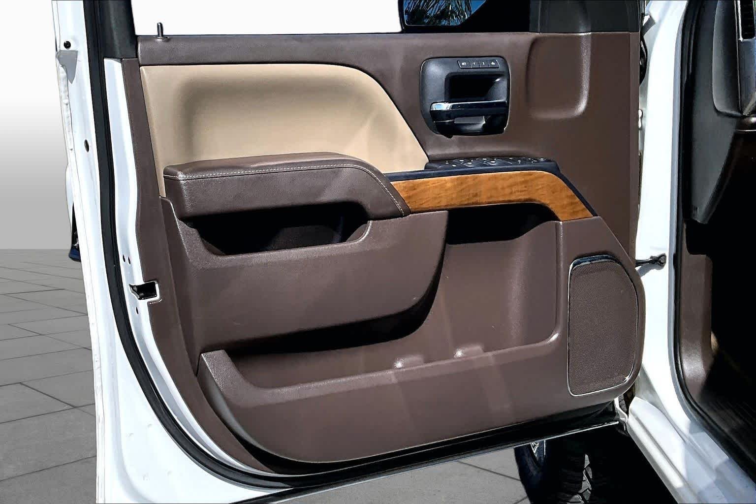 Used 2018 Iridescent Pearl Tricoat Chevrolet LTZ image 26