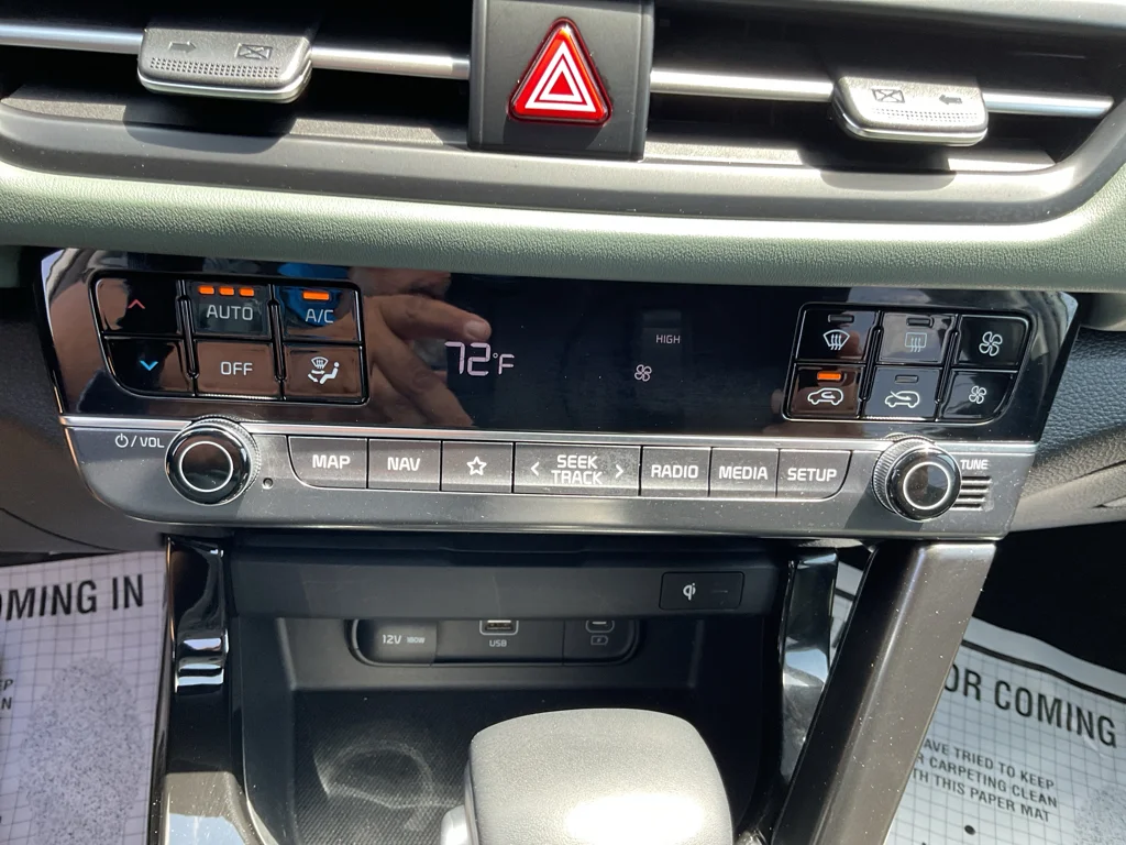 Used 2024 Snow White Pearl Kia SX image 26