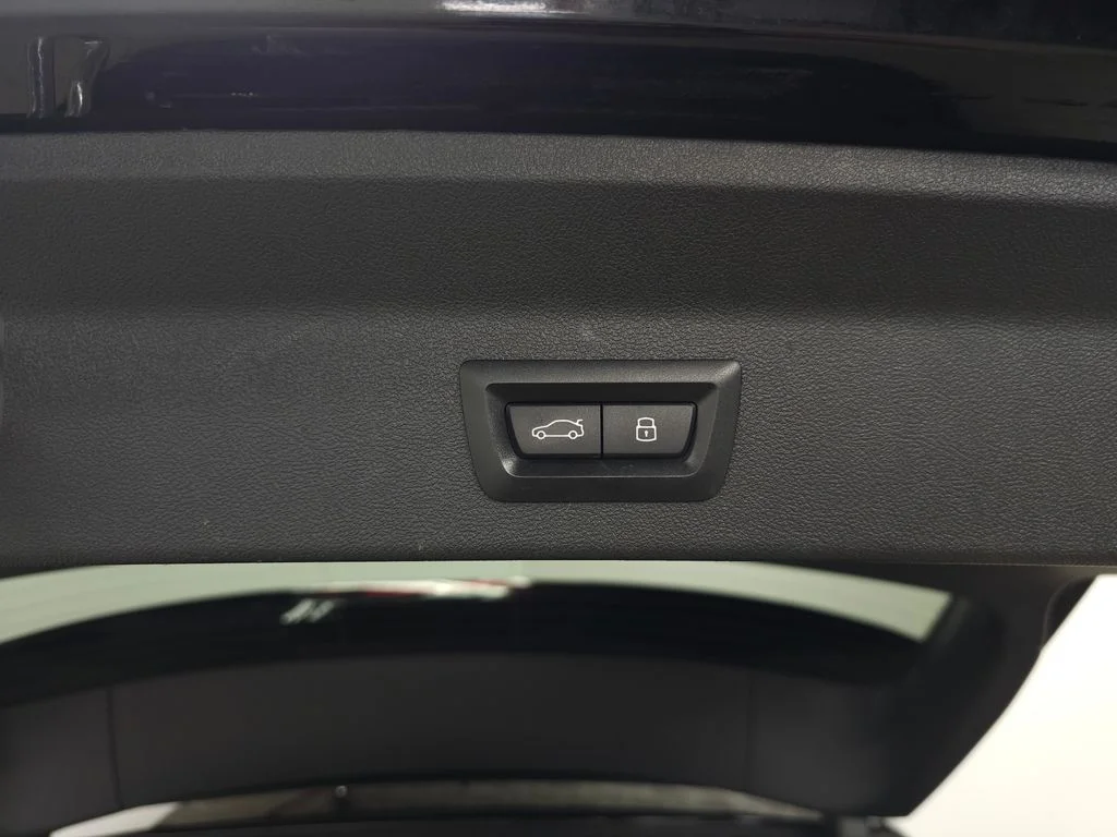 Used 2023 Black BMW xDrive30i image 7