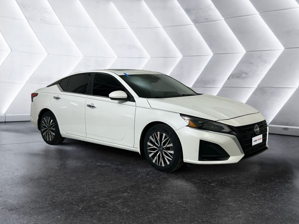 Used 2024 White Nissan 2.5 SV image 1