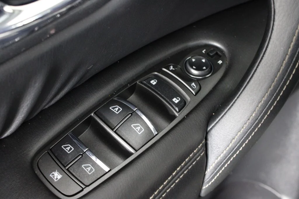 Certified Used 2022 White Nissan Platinum image 25