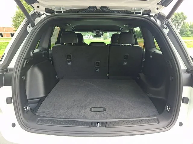 New 2026 White/off-white Jeep Laredo Altitude image 19