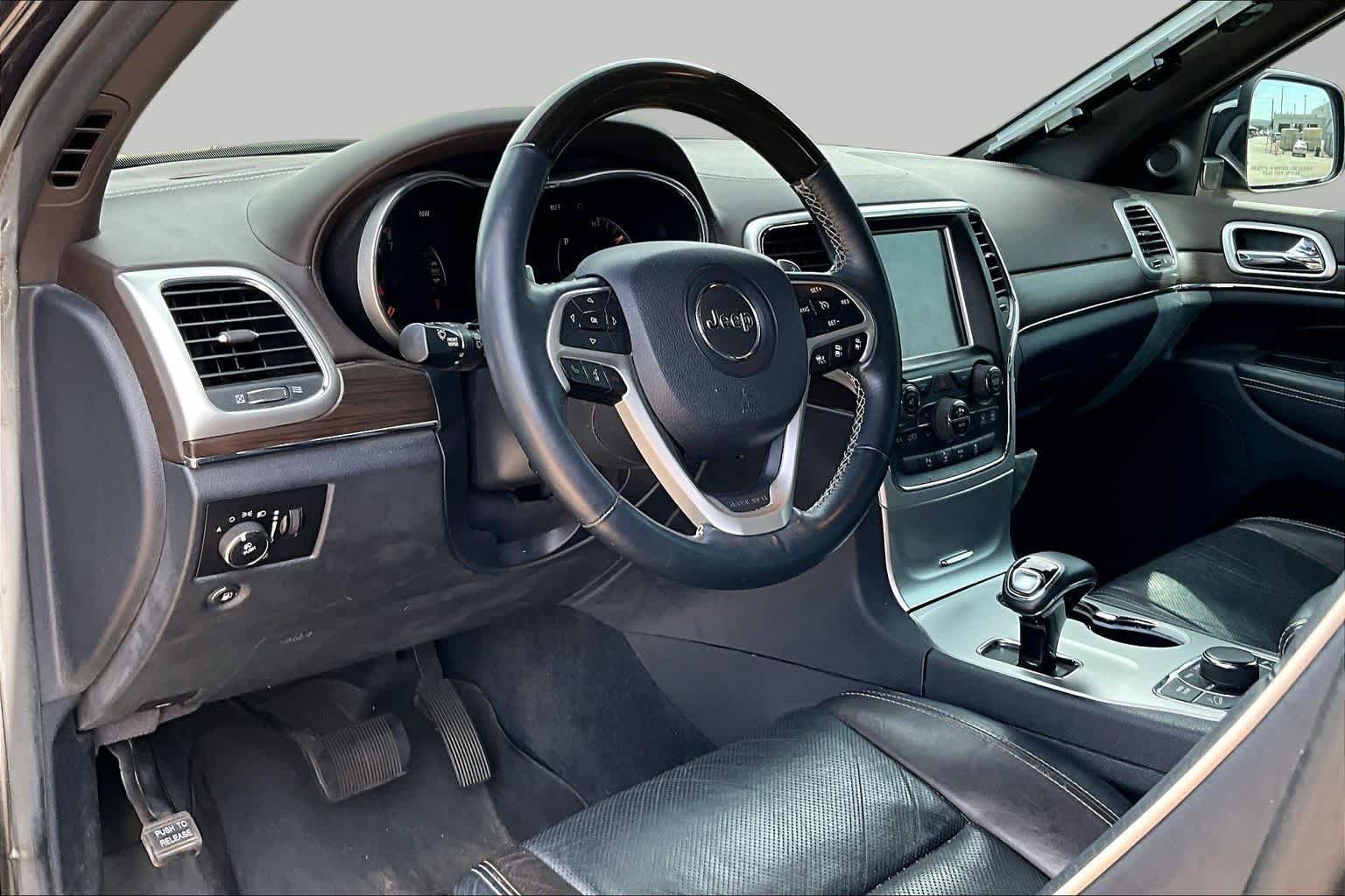 Used 2014 Maximum Steel Metallic Clearcoat Jeep Overland image 17