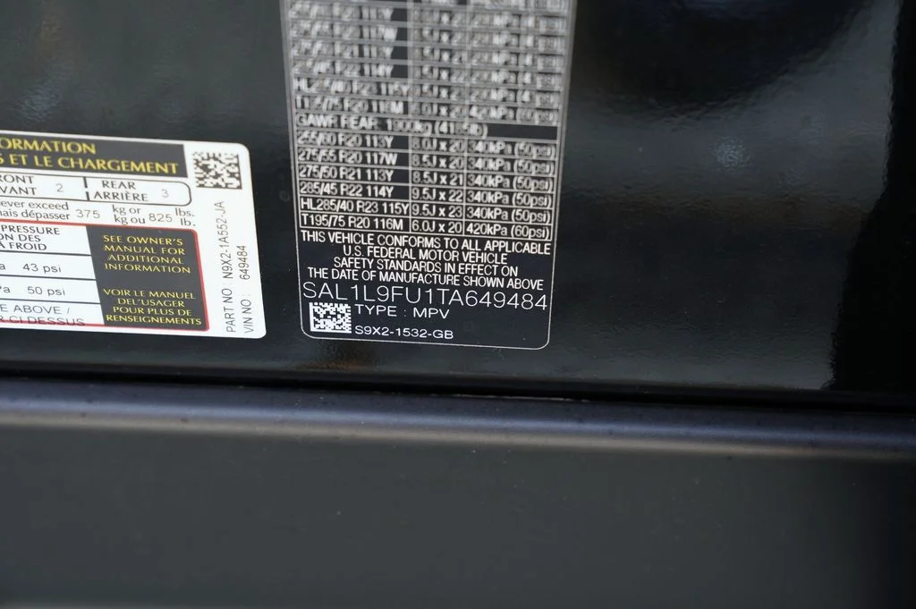 New 2026 Santorini Black Land Rover Dynamic SE image 37