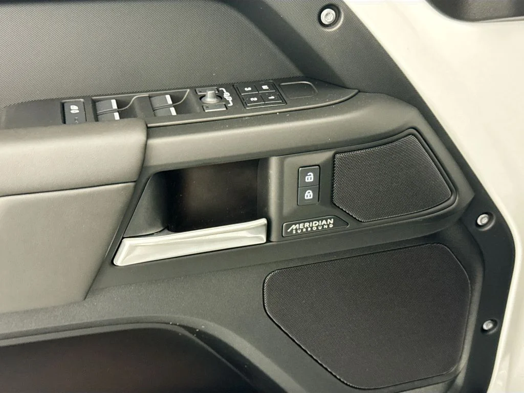 New 2026 Fuji White Land Rover X-Dynamic SE image 18