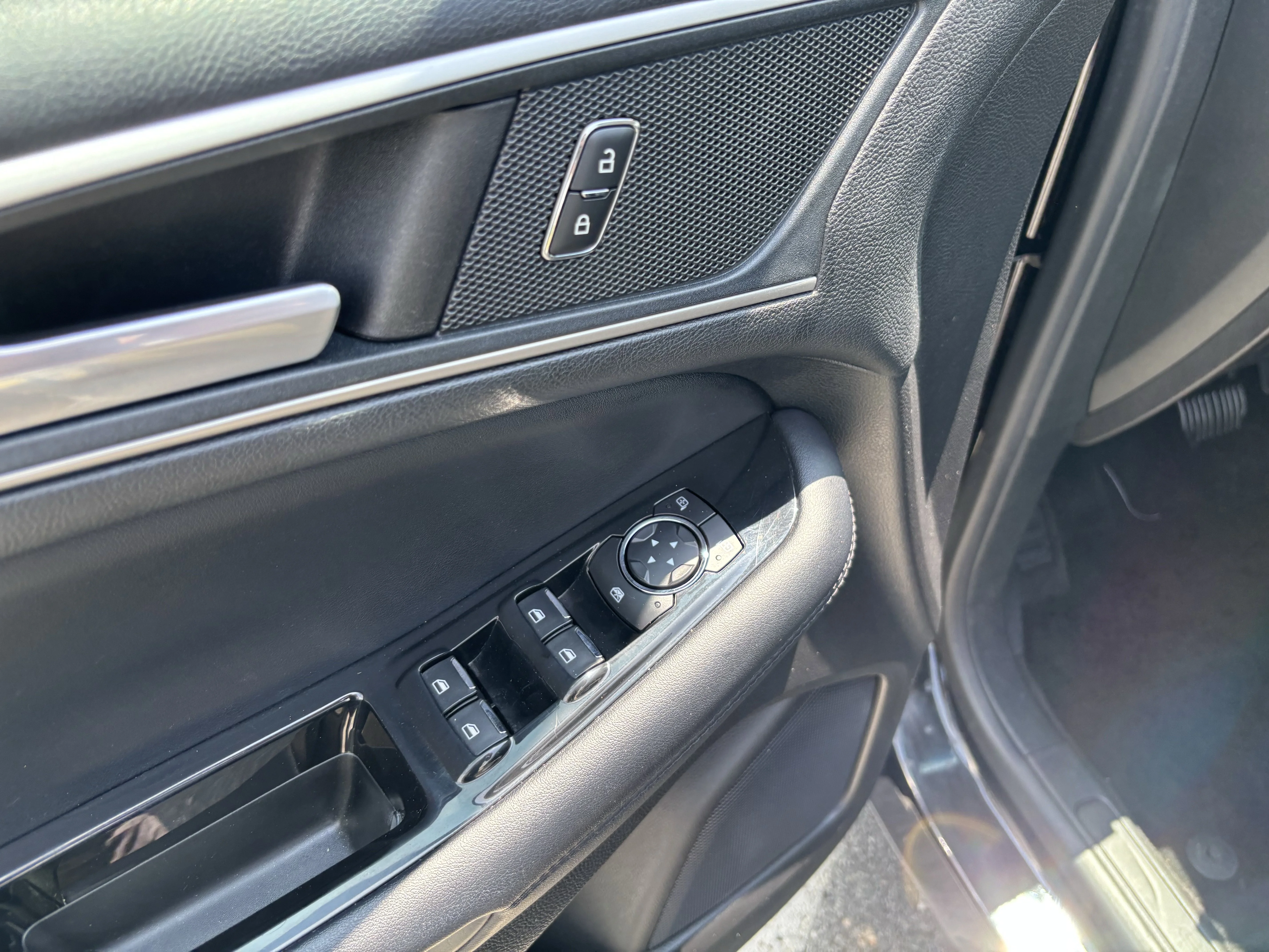 Used 2018 Shadow Black Ford SEL image 12