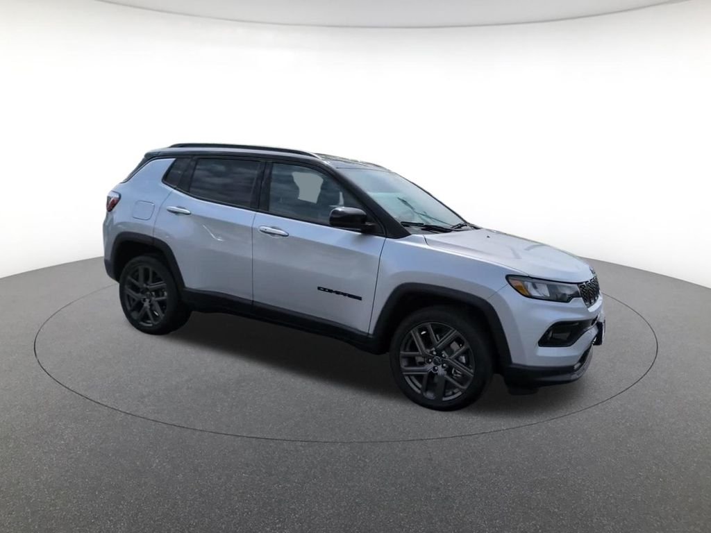 New 2026 Silver Zynith Metallic Clear-Coat Exterior Paint Jeep Limited image 4