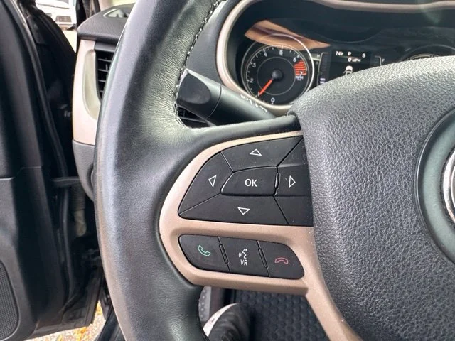 Used 2017 Diamond Black Crystal Pearlcoat Jeep Latitude image 11