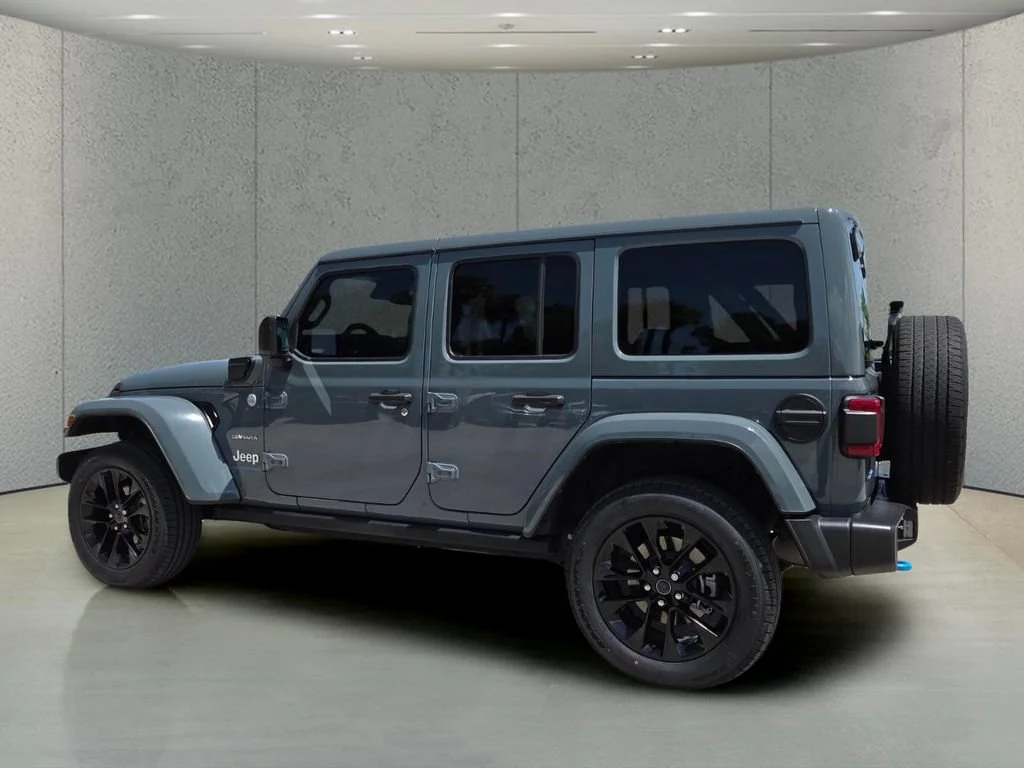 Used 2024 Anvil Clear Coat Jeep Sahara image 8