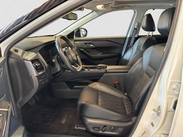 Used 2024 White Nissan Platinum image 10
