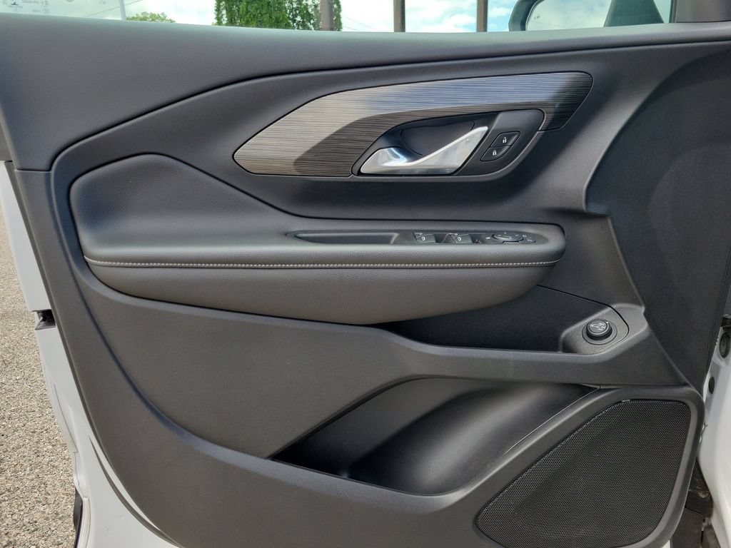 Used 2022 Summit White GMC SLE image 17