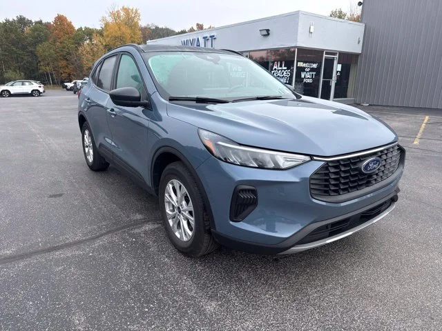 Used 2025 Vapor Blue Ford Active image 3