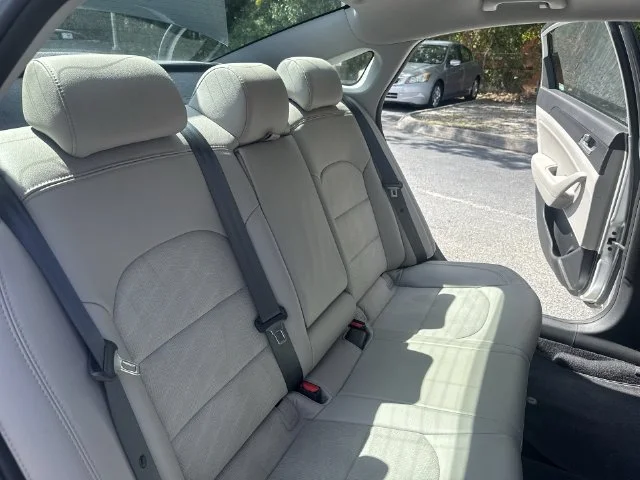 Used 2016 Silver Hyundai Sport image 11