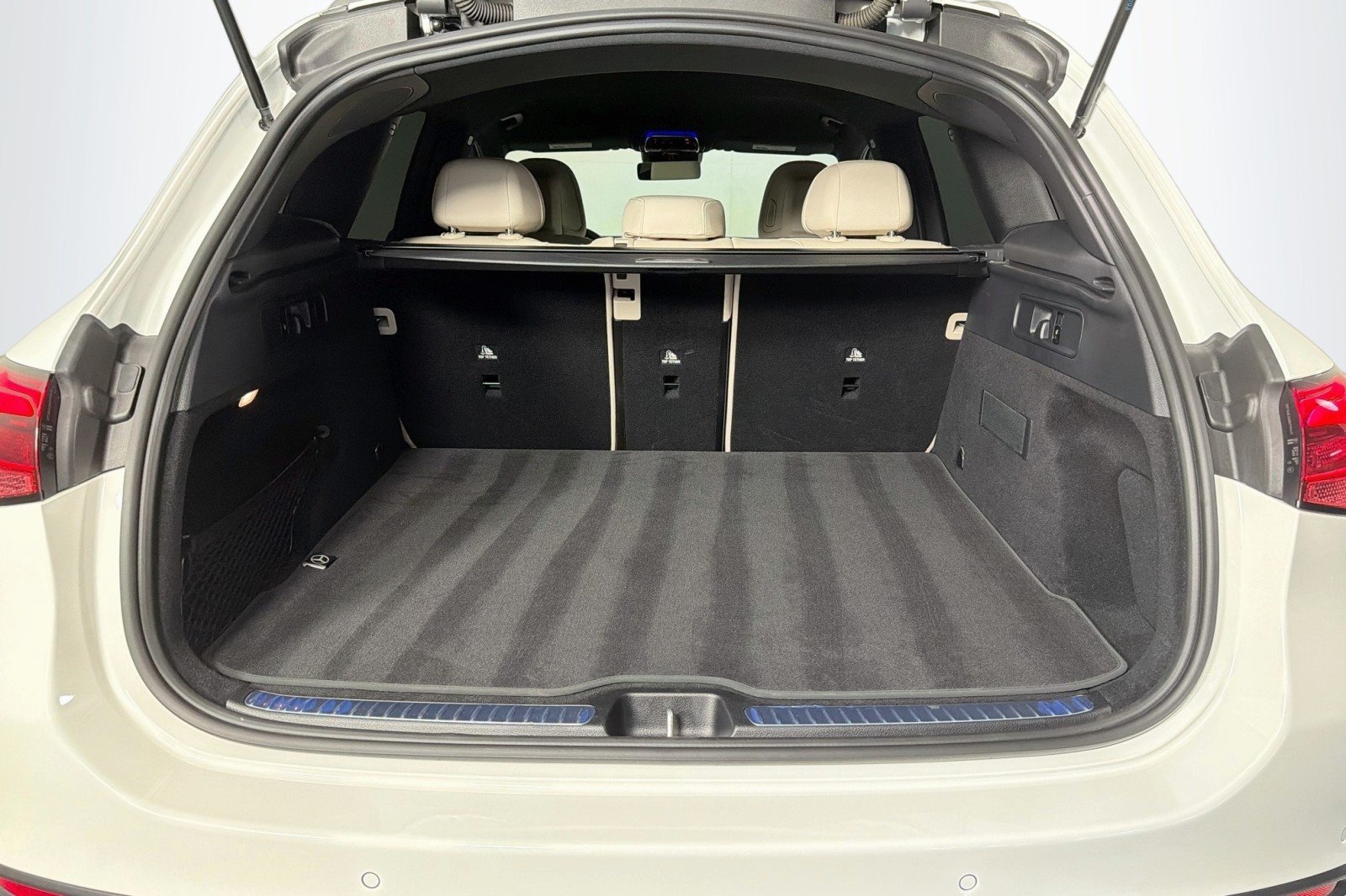 Certified Used 2025 Polar White Mercedes-Benz GLC 300 image 25