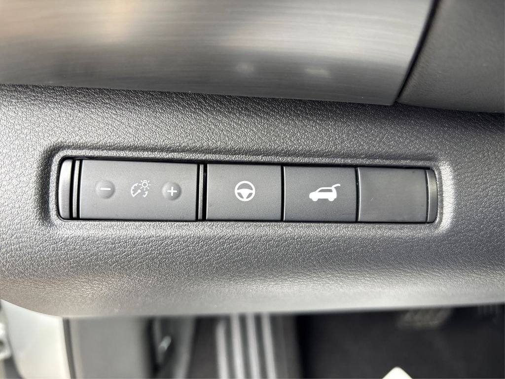 Used 2023 Silver Nissan SL image 42