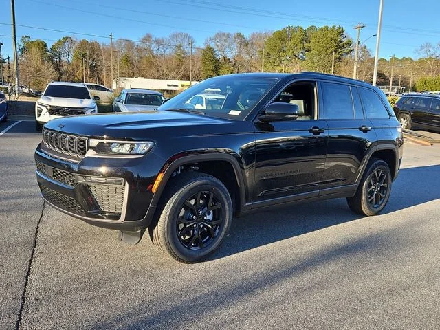 New 2026 Diamond Black Crystal Pearl-Coat Exterior Paint Jeep Altitude image 3