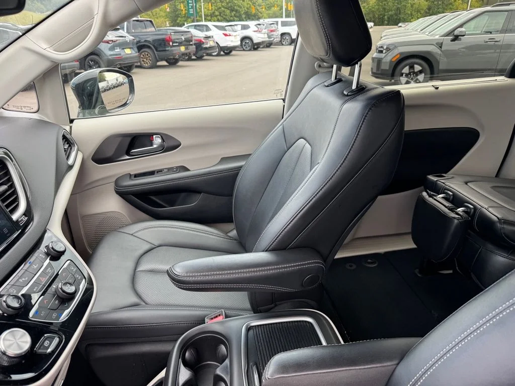 Used 2024 Black Chrysler Touring L image 10