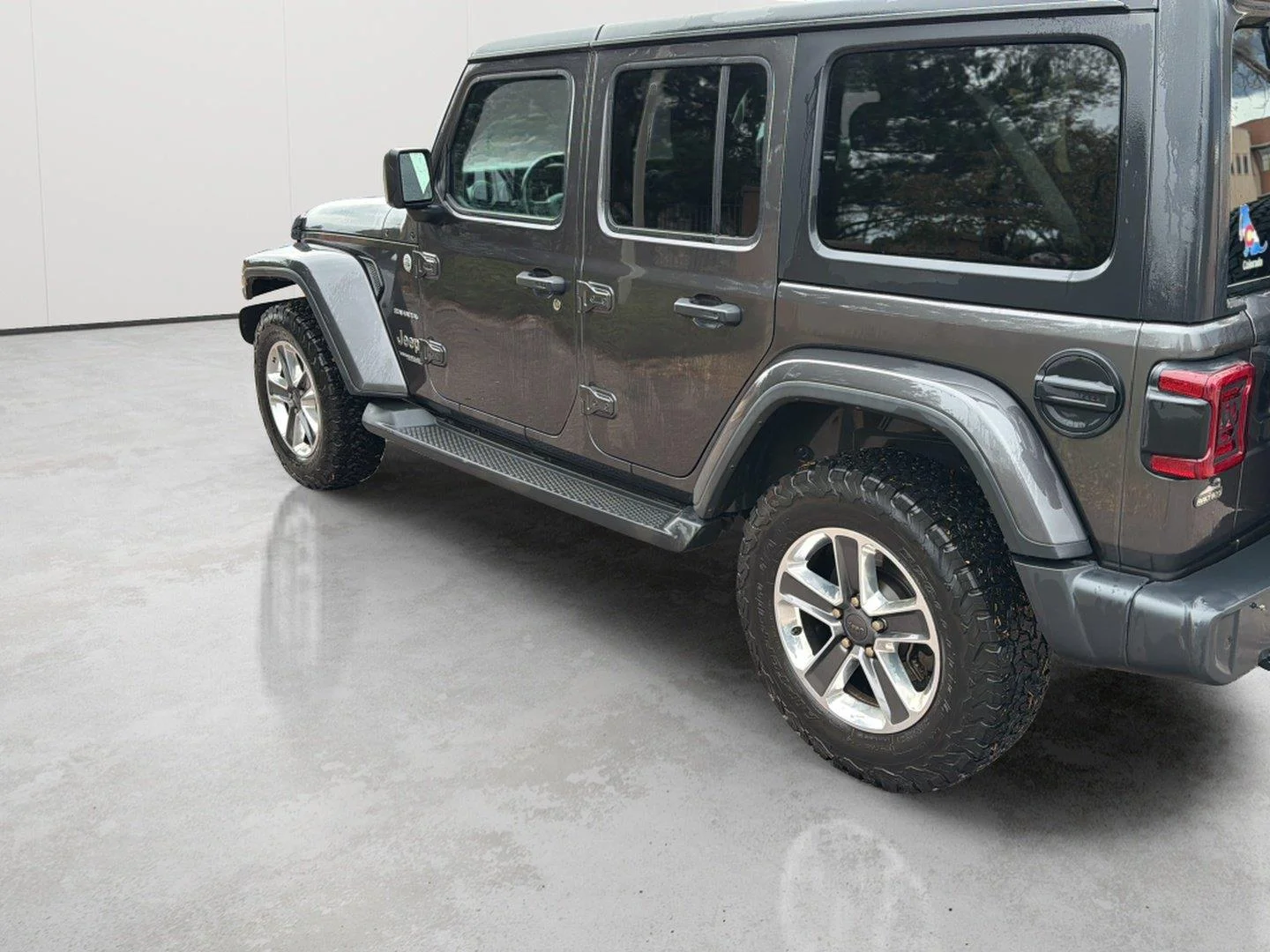 Used 2020 Granite Crystal Metallic Clearcoat Jeep Sahara image 8