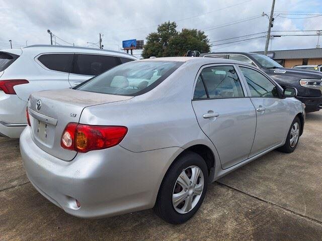 Used 2009 Classic Silver Metallic Toyota LE image 3