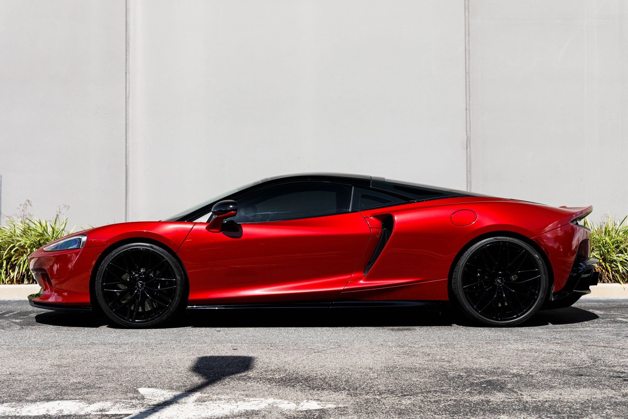 Used 2023 Red Metallic McLaren  image 2