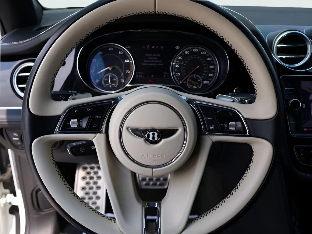 Used 2018 Glacier White Bentley W12 image 30