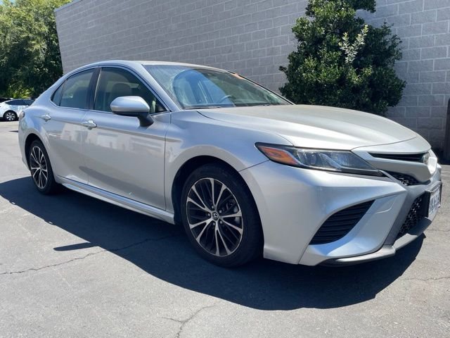 Used 2018 Silver Toyota SE image 1