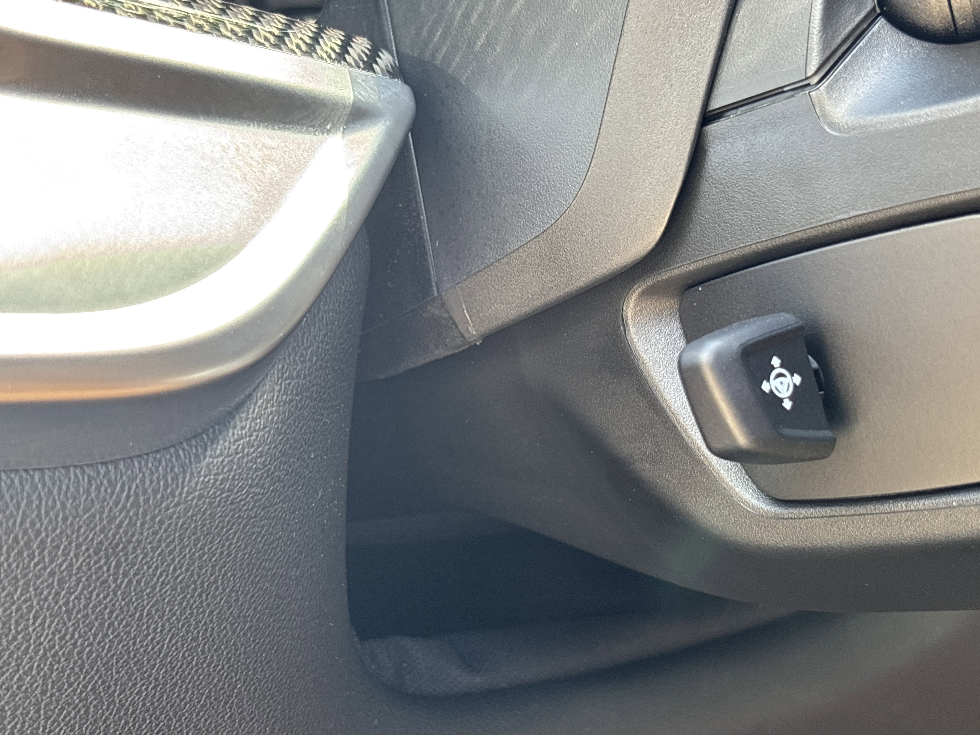 Used 2025 Mineral White Metallic BMW M60i image 27