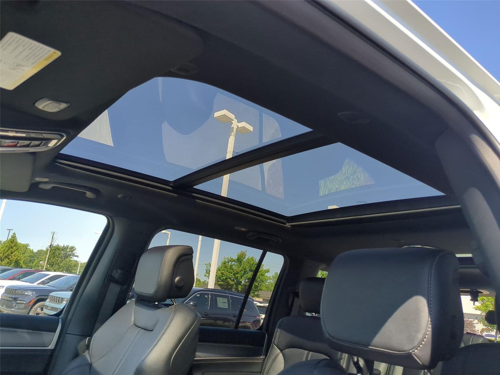 New 2026 Bright White Clear-Coat Exterior Paint Jeep Limited Altitude image 25
