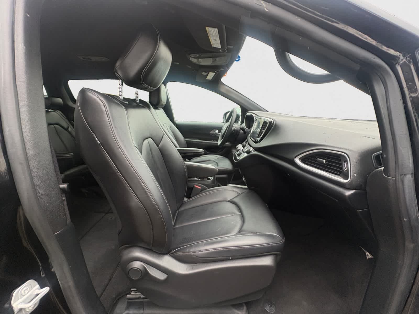 Used 2025 Diamond Black Crystal Pearlcoat Chrysler Select image 19