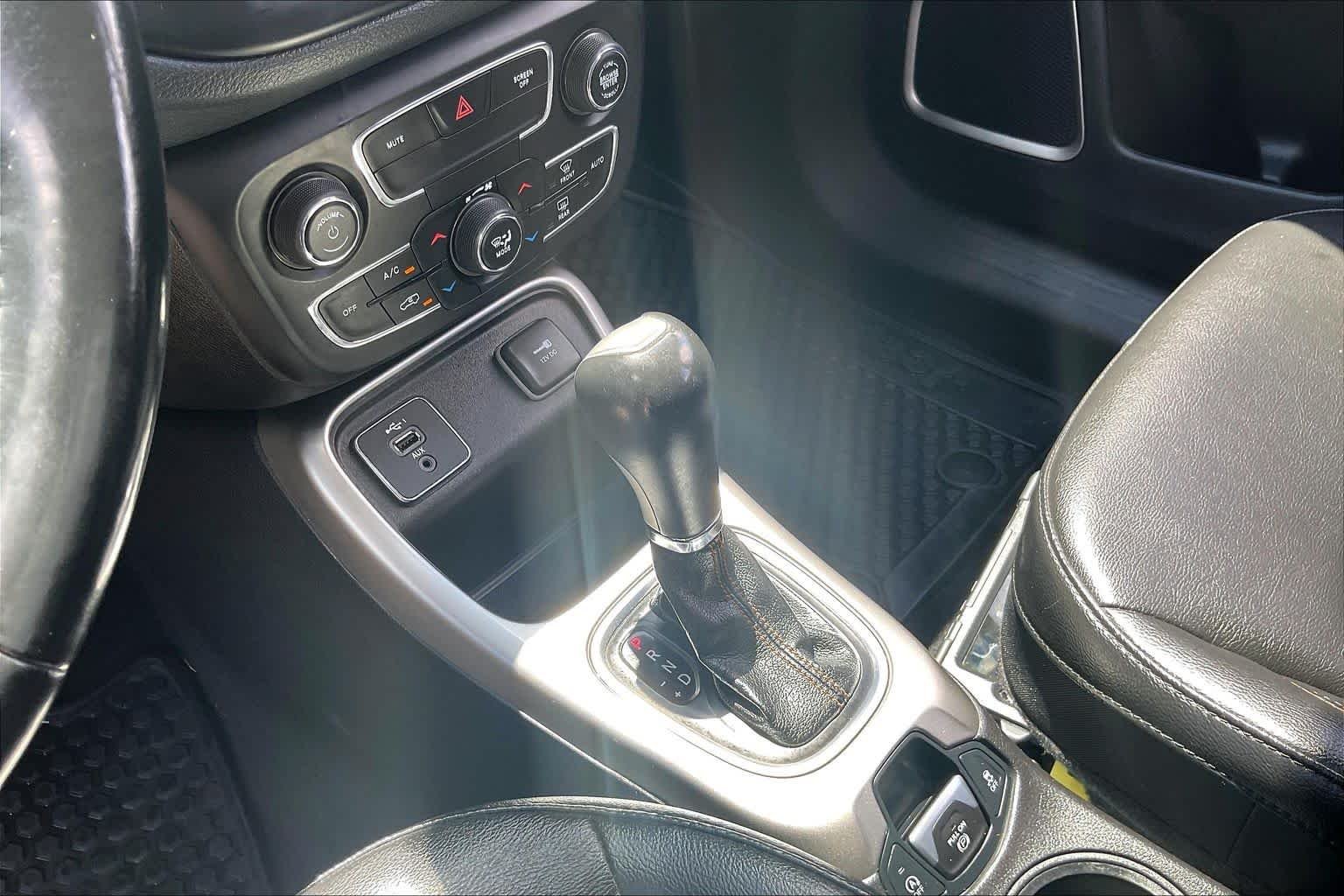 Used 2019 Billet Silver Metallic Clear Coat Jeep Latitude image 16