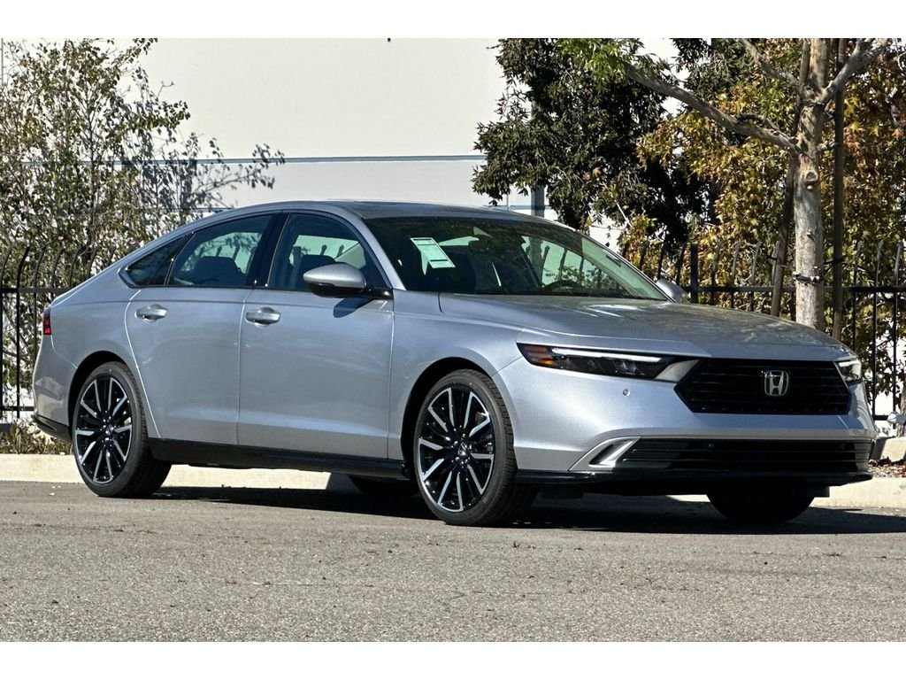 New 2026 Solar Silver Metallic Honda Touring image 2