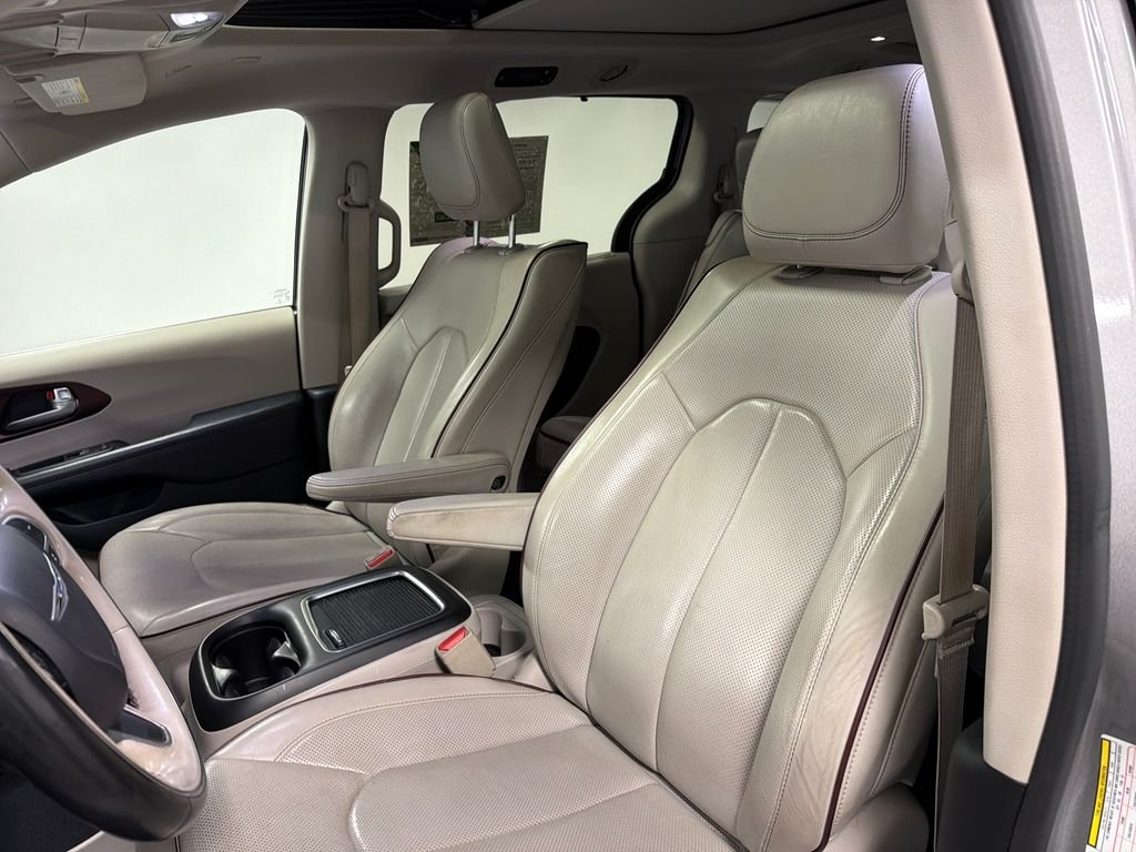 Used 2019 Silver Chrysler Limited image 28