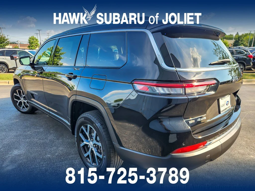 Used 2023 Diamond Black Crystal Pearlcoat Jeep Limited image 6