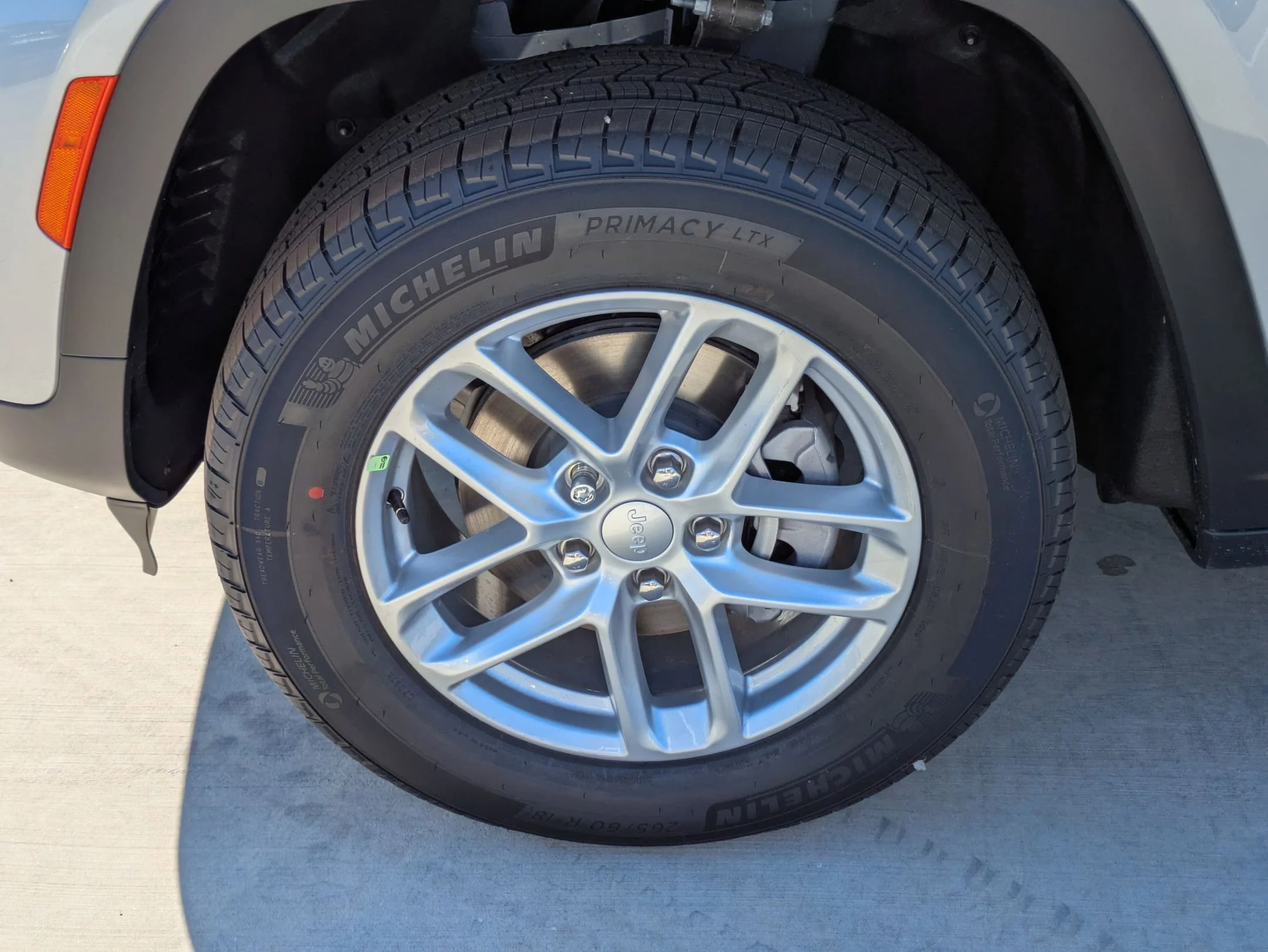 New 2025 Silver Zynith Exterior Paint Jeep Laredo X image 22