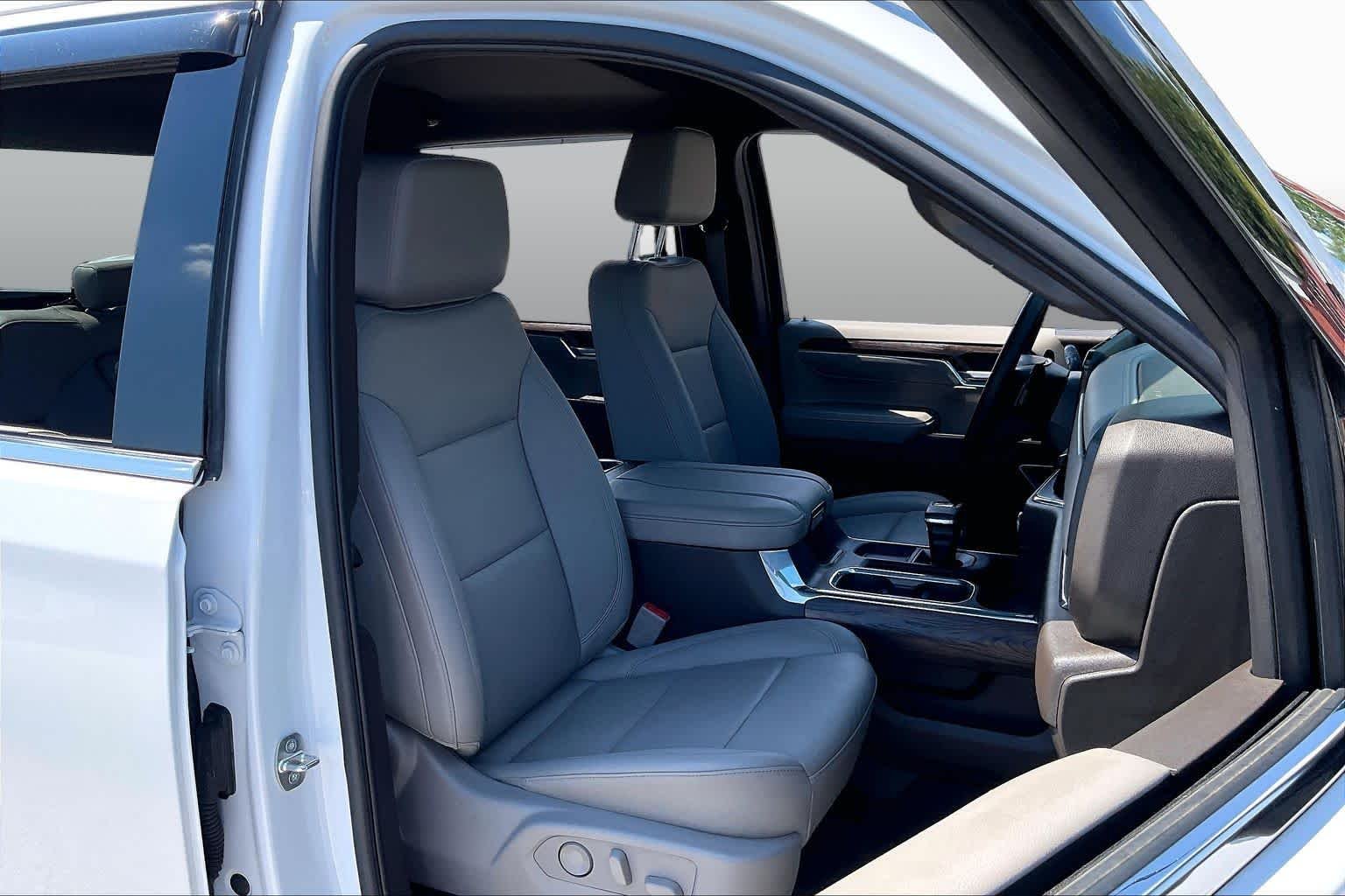 Used 2024 White Frost Tricoat GMC SLT image 9