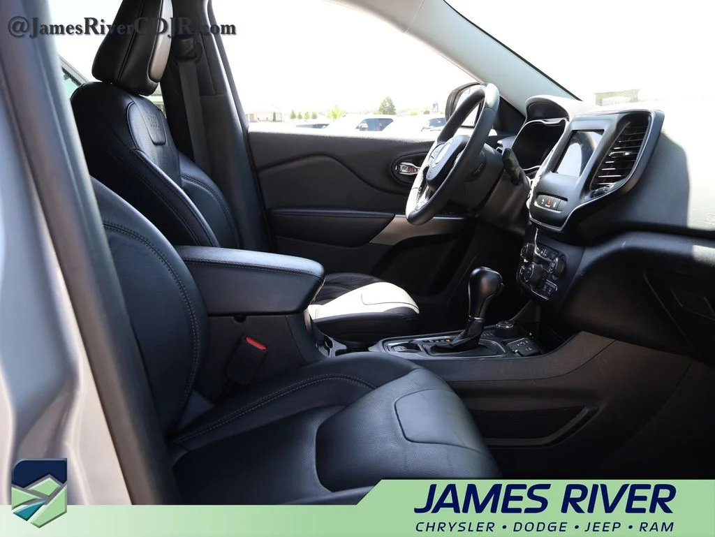 Used 2021 Silver Jeep Latitude Lux image 9