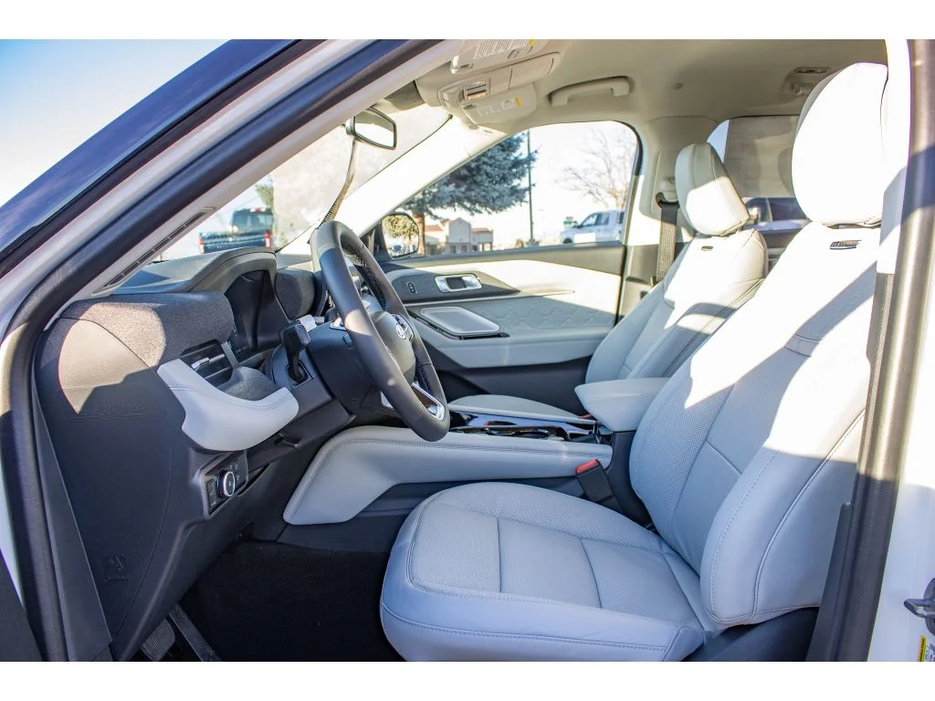 New 2026 Star White Metallic Tri-Coat Ford Platinum image 15