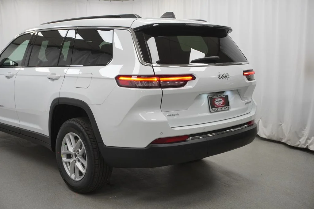 New 2026 Bright White Clear-Coat Exterior Paint Jeep Laredo image 12