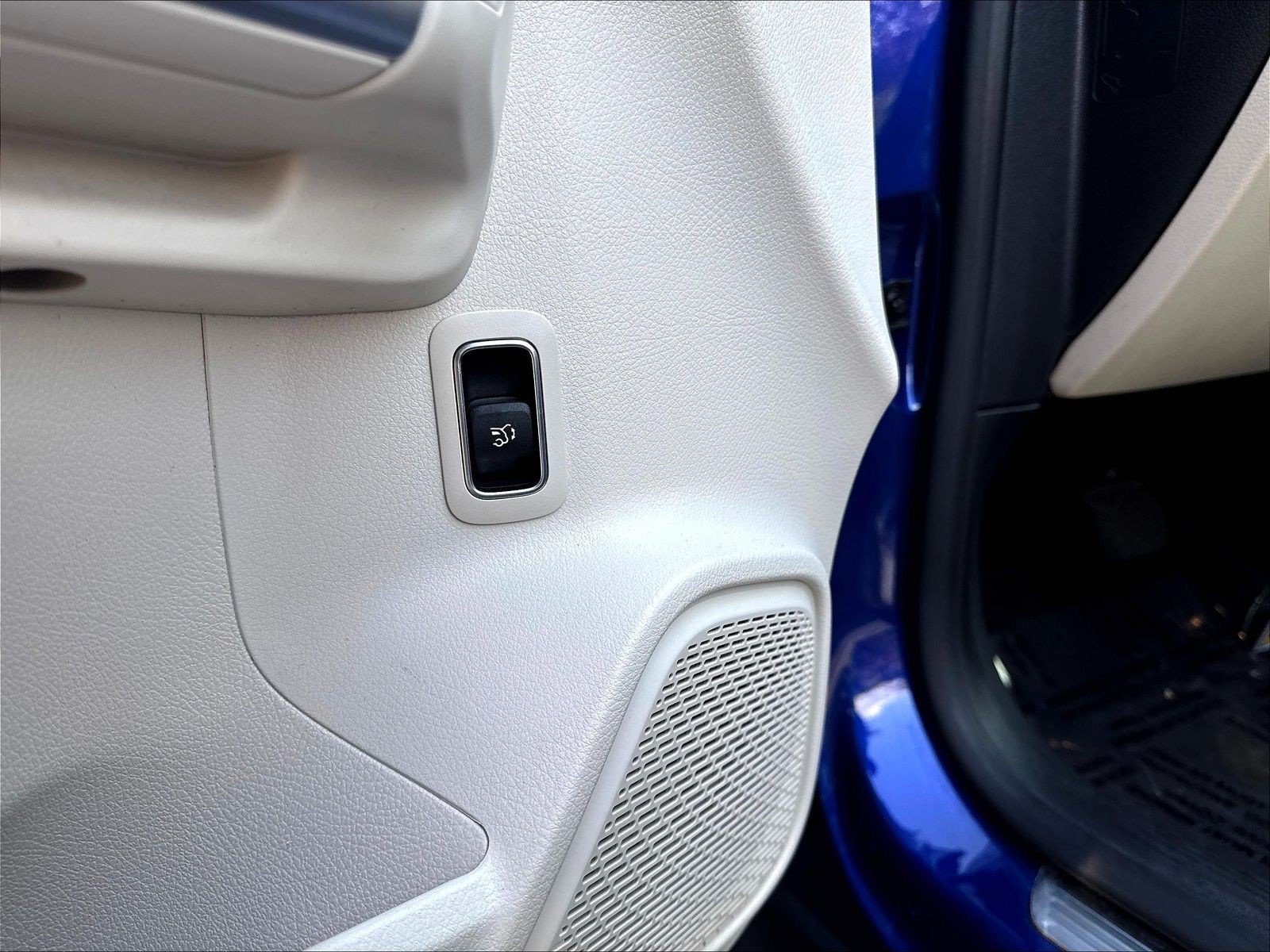 Used 2022 Galaxy Blue Metallic Mercedes-Benz GLB 250 image 38