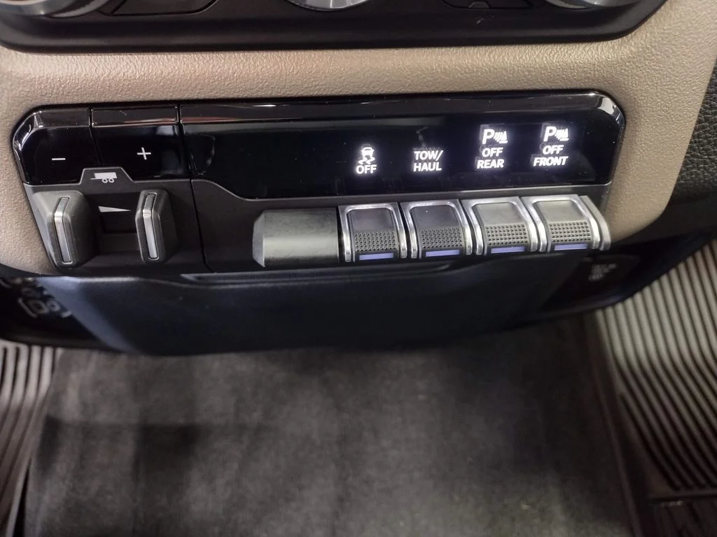 Used 2022 White Ram Laramie image 37