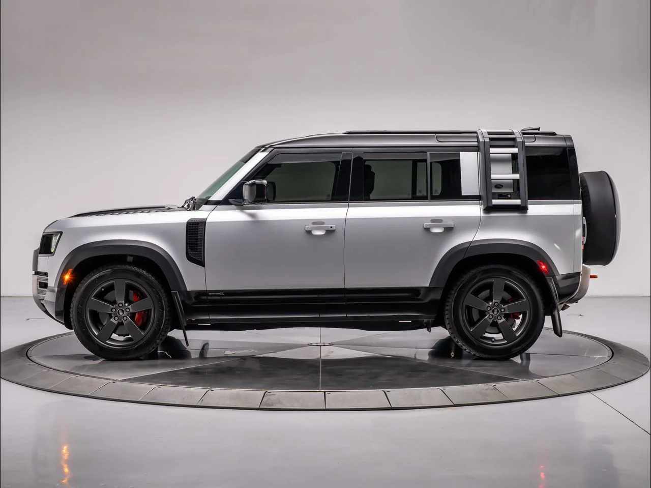 Used 2023 Hakuba Silver Metallic Land Rover 110 X image 2