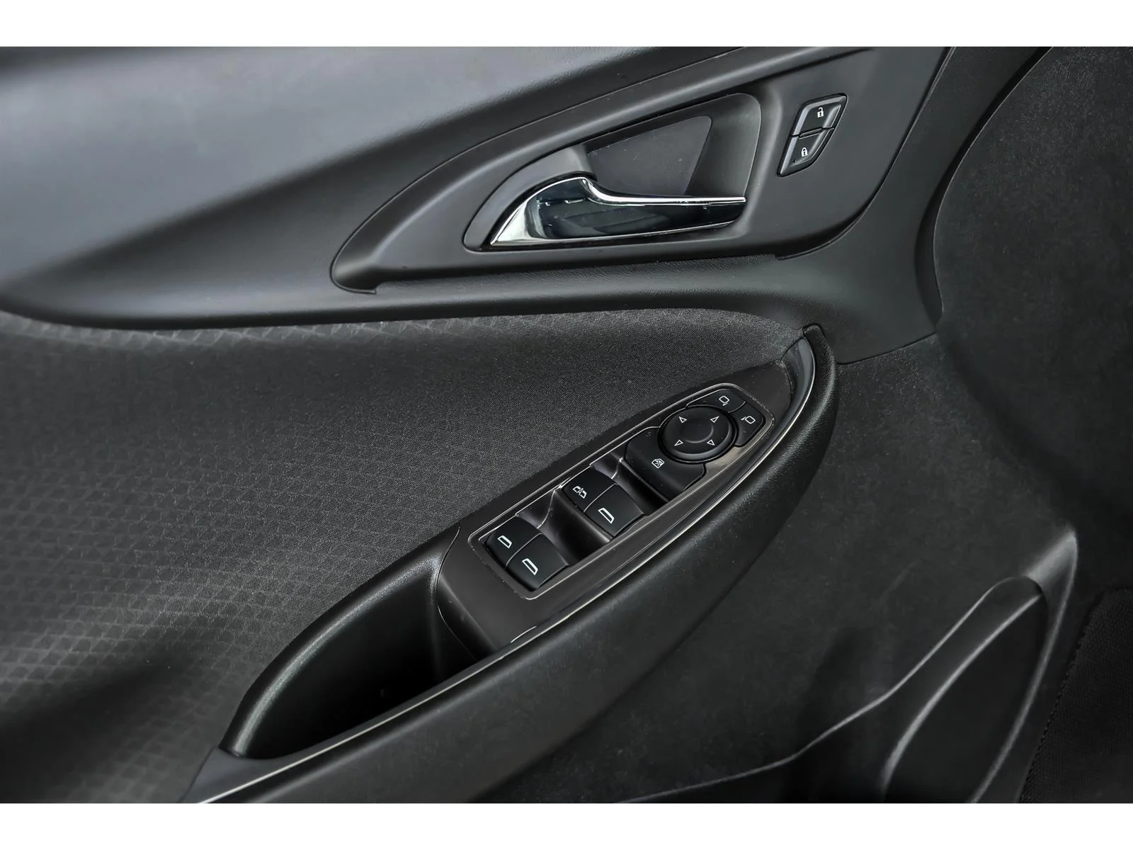 Used 2020 White Chevrolet LT image 9