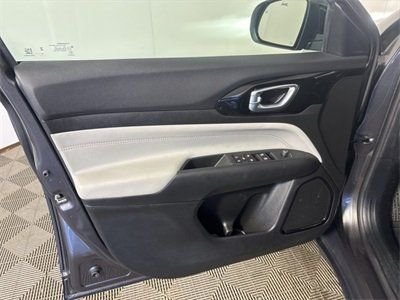 Certified Used 2024  Jeep Limited image 11