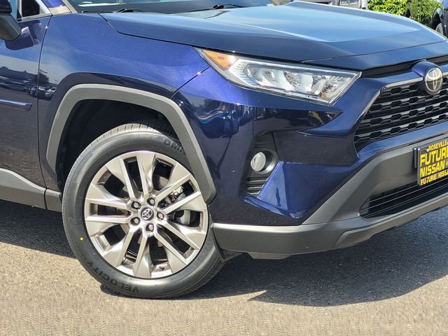 Used 2020  Toyota XLE Premium image 9