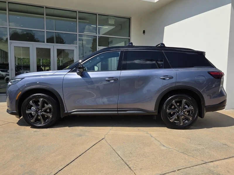 Used 2027 Blue / Black INFINITI AUTOGRAPH AWD image 2