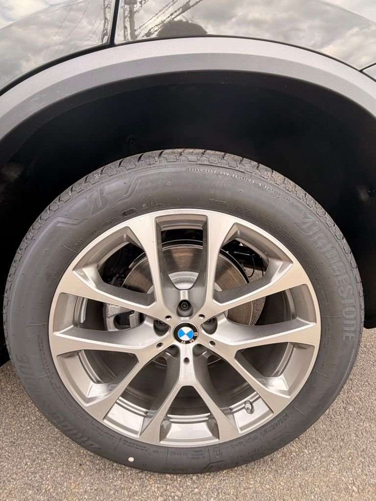 New 2026 Dravit Grey Metallic BMW xDrive40i image 6