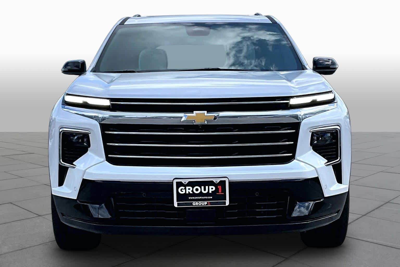 Used 2025 Iridescent Pearl Tricoat Chevrolet FWD High Country image 4