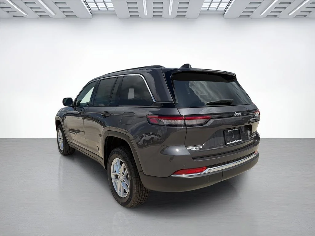 New 2026 Baltic Gray Metallic Clear-Coat Exterior Paint Jeep Altitude image 5