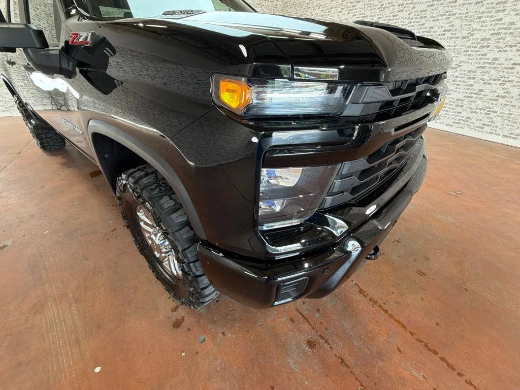 Used 2025 Black Chevrolet Custom image 9
