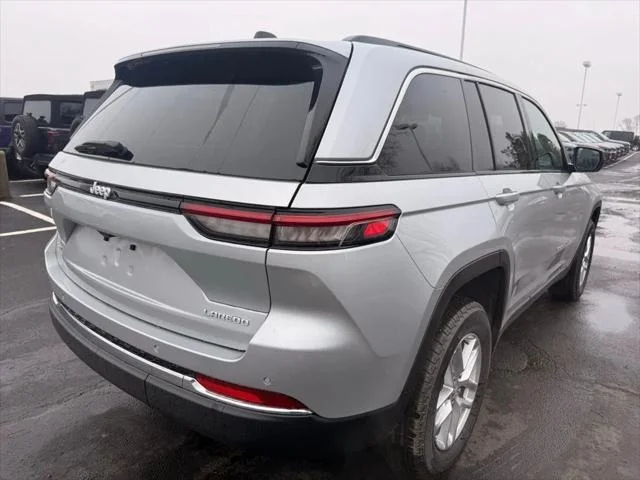 New 2026 Silver Zynith Exterior Paint Jeep Laredo X image 3